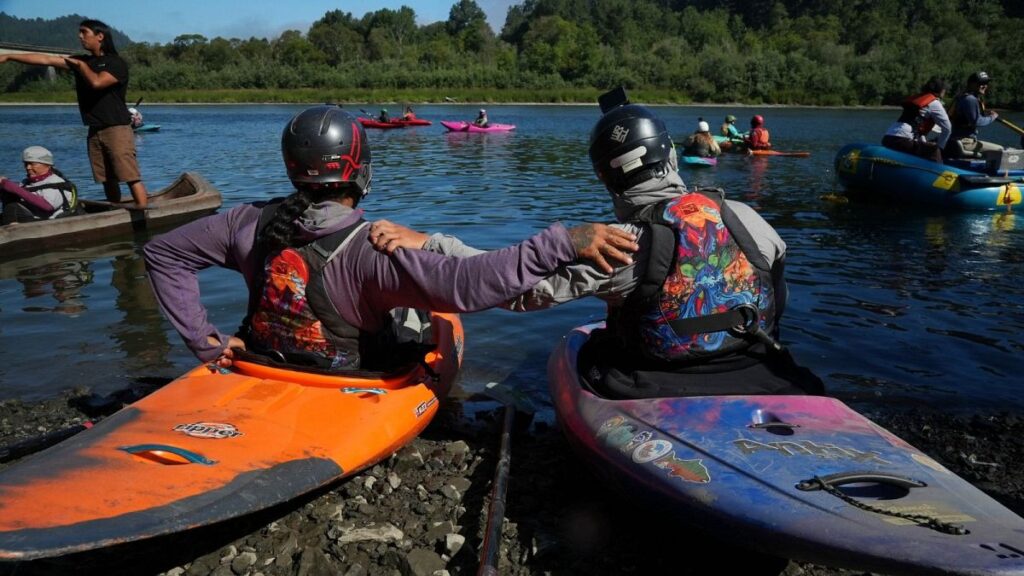 native-american-teens-take-long-awaited-kayak-trip-to-celebrate-return-of-salmon-to-dam-freed-river