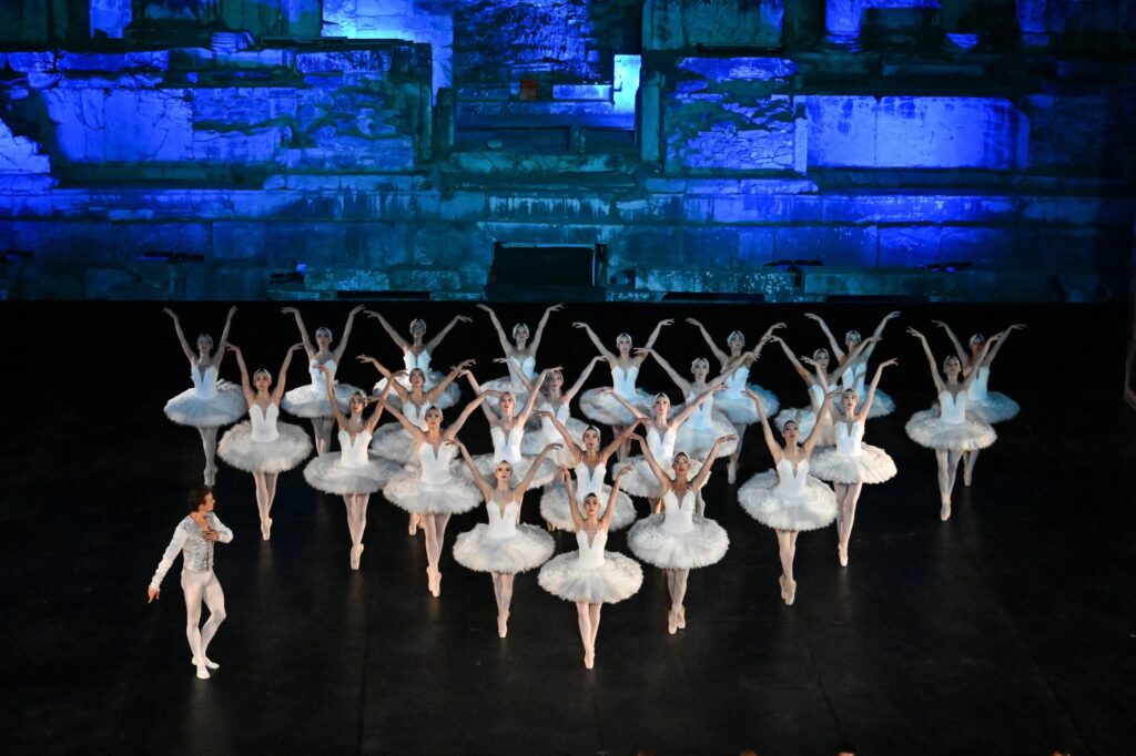 voices-in-ruins:-opera-brings-ancient-ephesus-back-to-life-in-turkiye